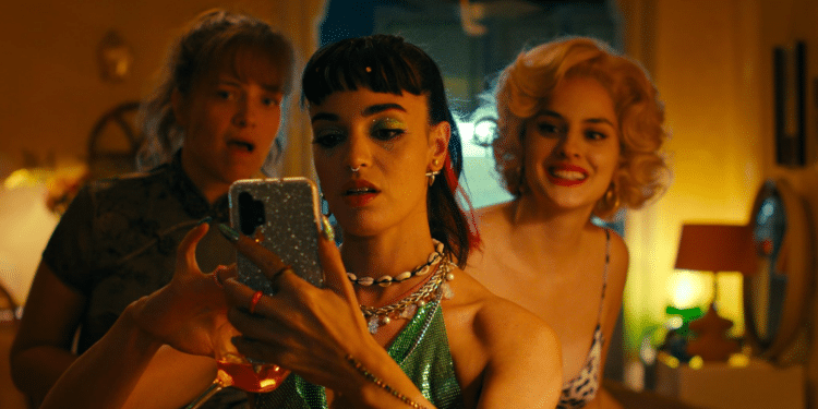 Balkondaki Kadınlar (2024) İncelemesi